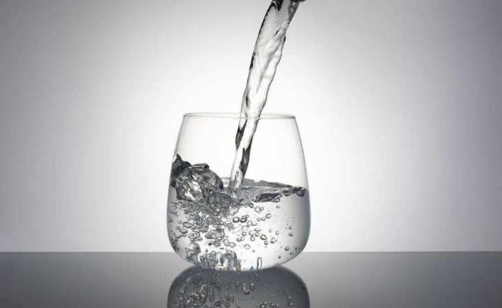 一天八杯水科学吗？肾脏健康，喝水方式很关键，3个常识必不可少