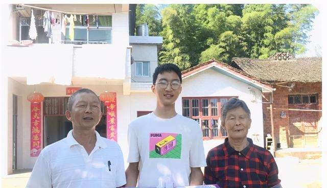 何润琪：带着妈妈遗照上清华，这个湖南文科状元的故事让人唏嘘