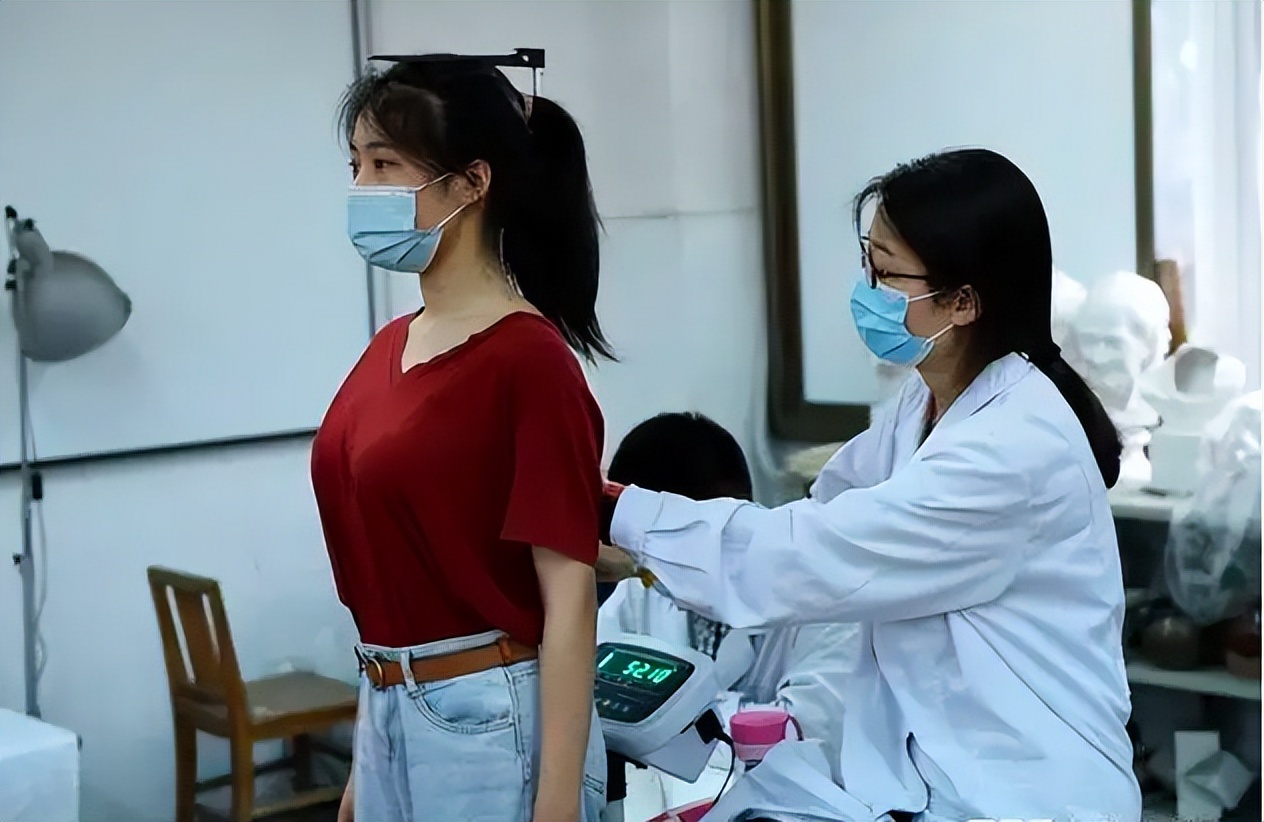 高考体检要求“脱光光”？学生表示难以接受，医生：我们也不接受