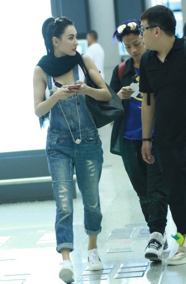 张柏芝的日常穿搭很独特，甜酷的感觉不像中年人，时髦还炫酷