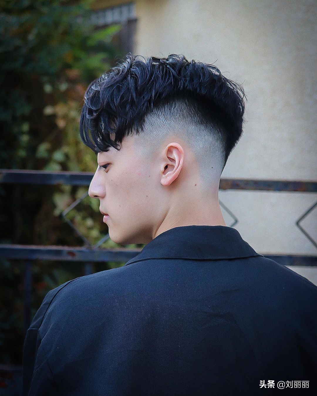 男士发型,头顶的头发只要达到一定的长度,就可以变换成不同的梳理方式