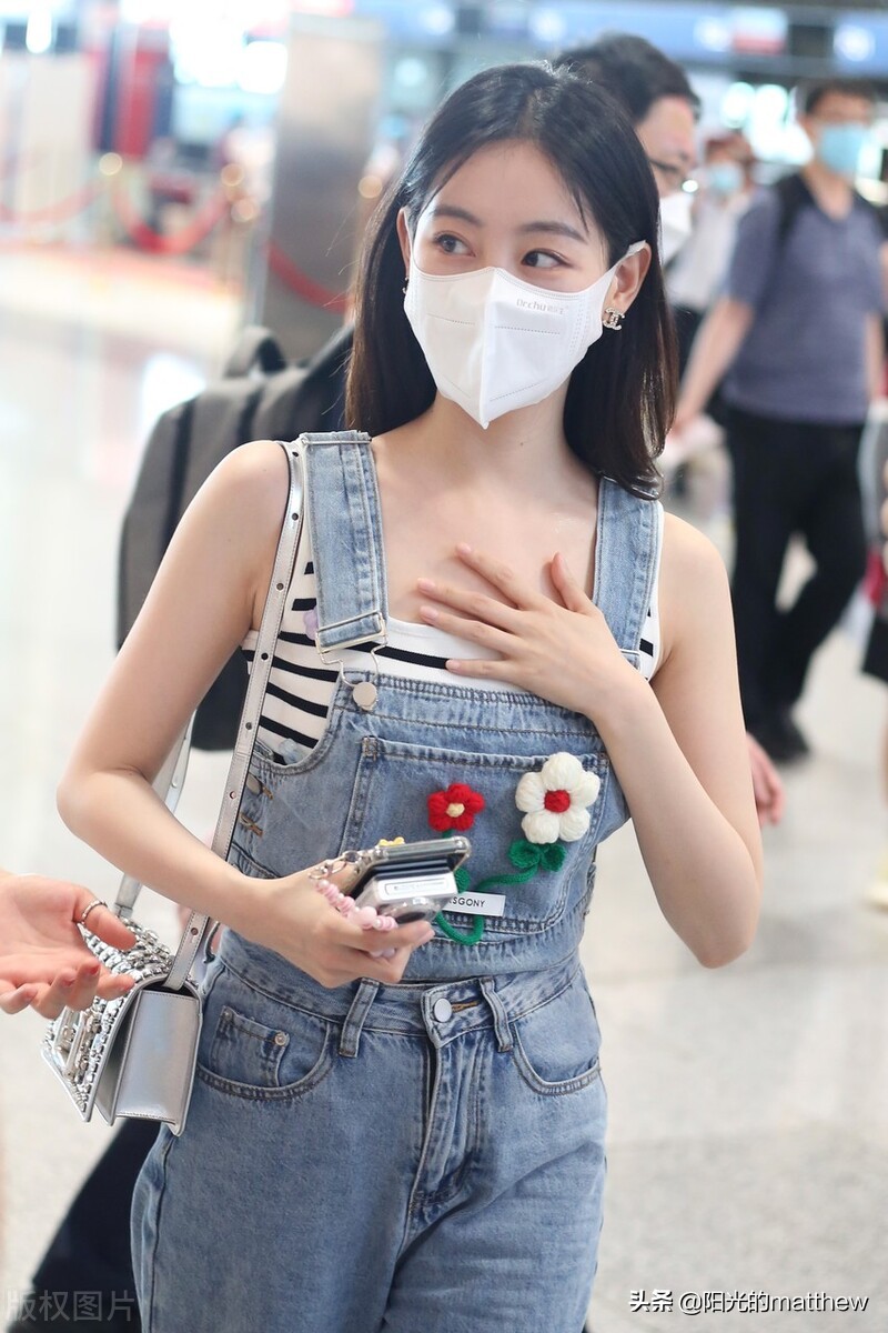 街拍：祝绪丹现身机场，路遇粉丝热情配合摆拍