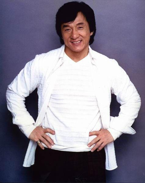 2007年成龙和亲哥安徽相认，对方一贫如洗，他有没有帮帮哥哥们