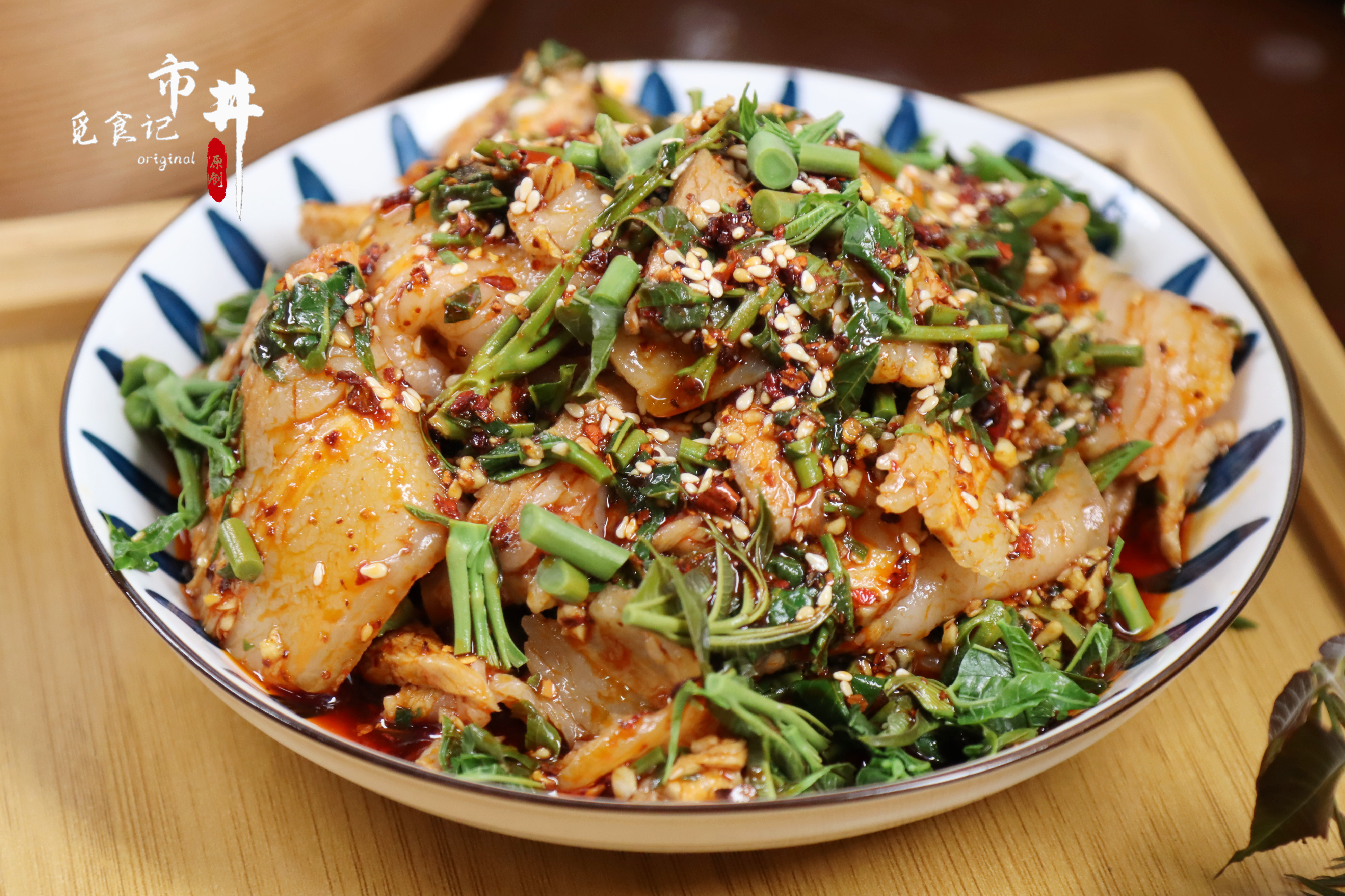 春天，五花肉和香椿是天生一對，煮熟了切片，簡單拌一拌可真香啊