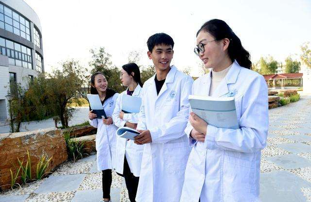 大学里4大“坑人”专业，热门只是假象，实际上就业率很低