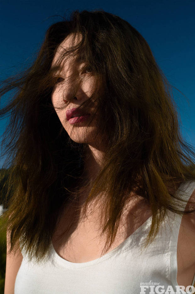 江疏影秋日故事感大片释出 多种气质穿搭复古知性