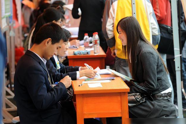 南京大学博士毕业生求职，被11所高校“无情拒绝”，网友看法不一