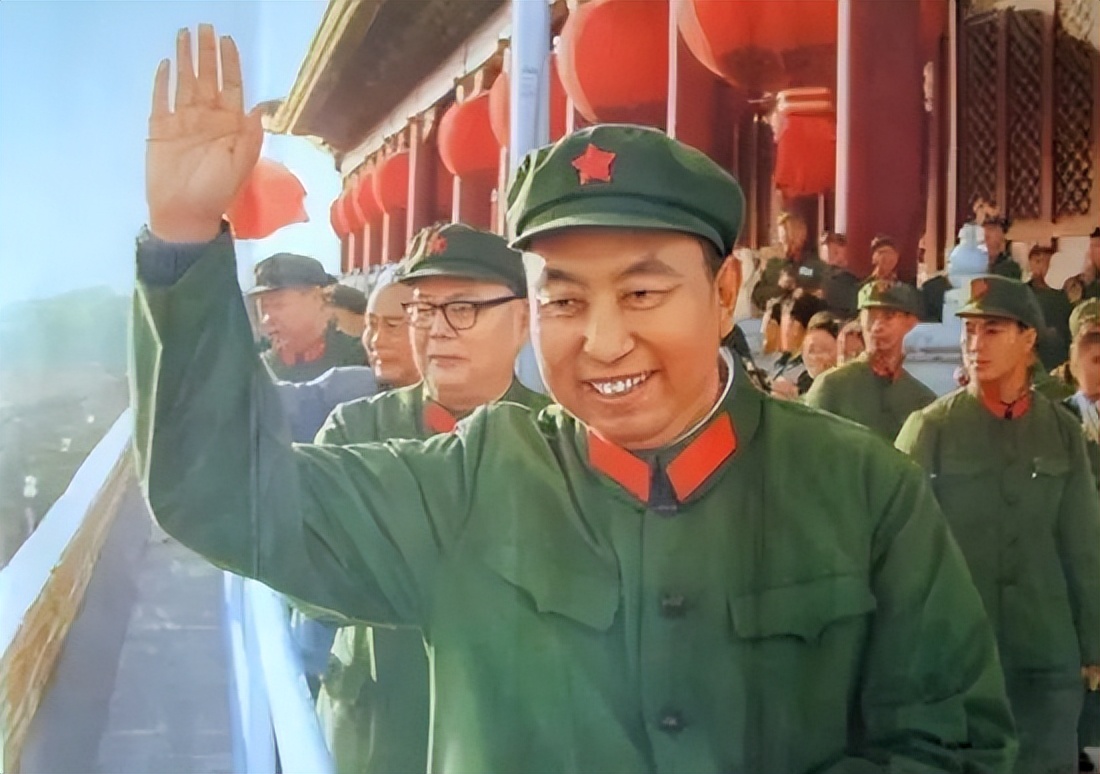 1976年毛主席逝世，华国锋召开紧急会议：有三个问题急需解决