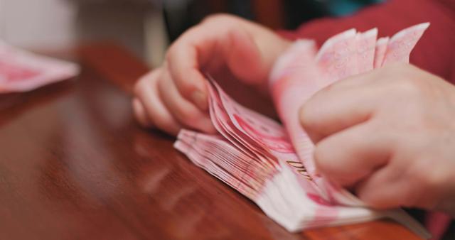 2006年，小伙因ATM机故障多取17万，被判无期后不服，重审改判5年