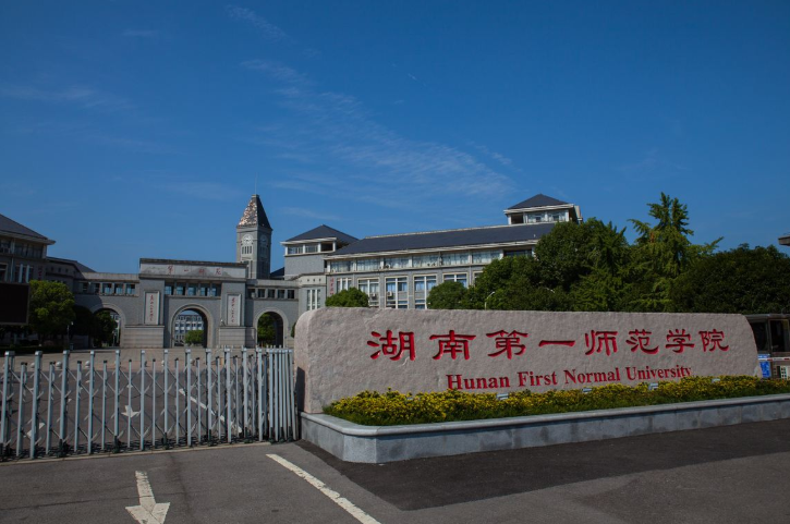 湖南小伙大二退学创业，22岁成千万富翁，23岁为她在海南卖水果