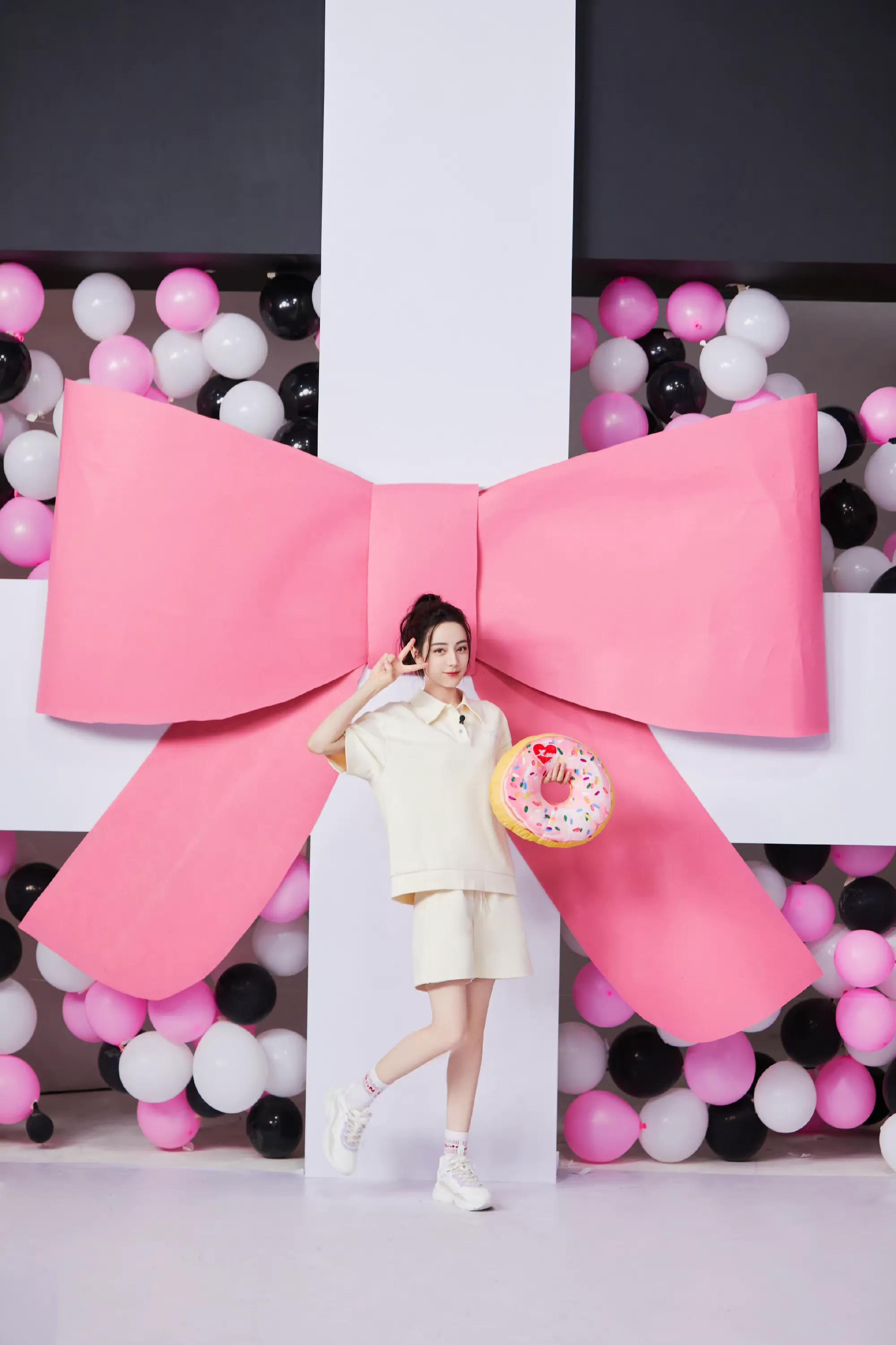 迪丽热巴半糖系列甜甜圈运动套装