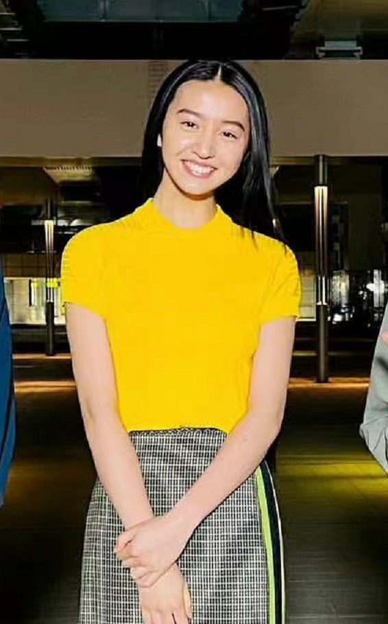 太像爸爸也不好！木村光希新照穿黄色短袖成女版拓哉，五官好硬朗