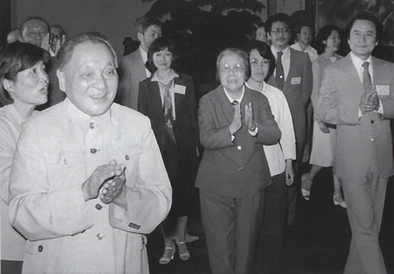 毛主席如何评价邓小平？在纸上写下3字评价，周总理会意后加一字