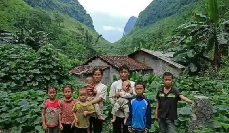 广西90后夫妻，隐居深山生10个娃，男主人：感谢政府帮助，很满足