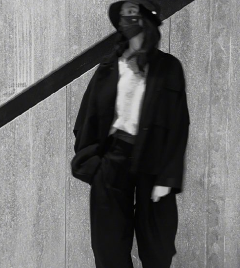 关晓彤晒美照，露肩上衣微露锁骨眼神妩媚，一双大长腿太优越