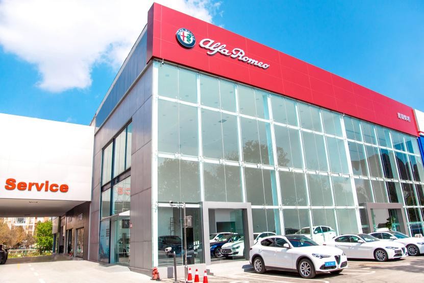 燃擎竞速 阿尔法罗密欧昆明保利4s店重装开业