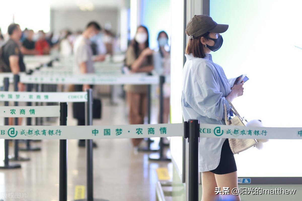 街拍：张雨绮黑色连衣裙+蓝色衬衫+手袋简约休闲