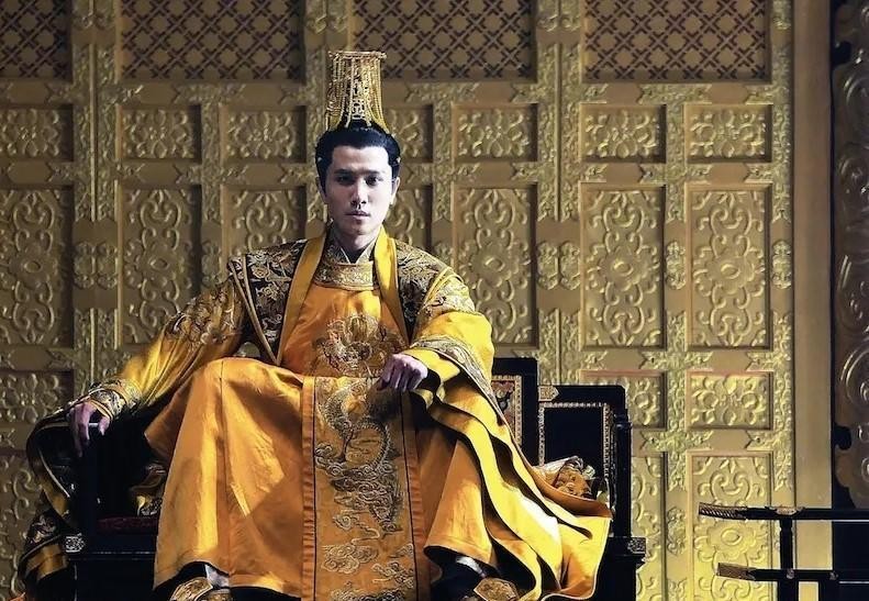 身高超过185的12位男星，个个“鹤立鸡群”，不用偷偷塞内增高