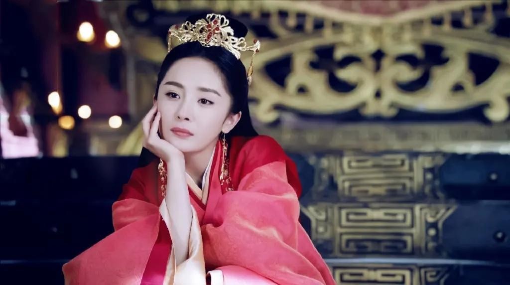 同样是“红衣造型”，杨幂娇俏像少女，赵丽颖霸气十足