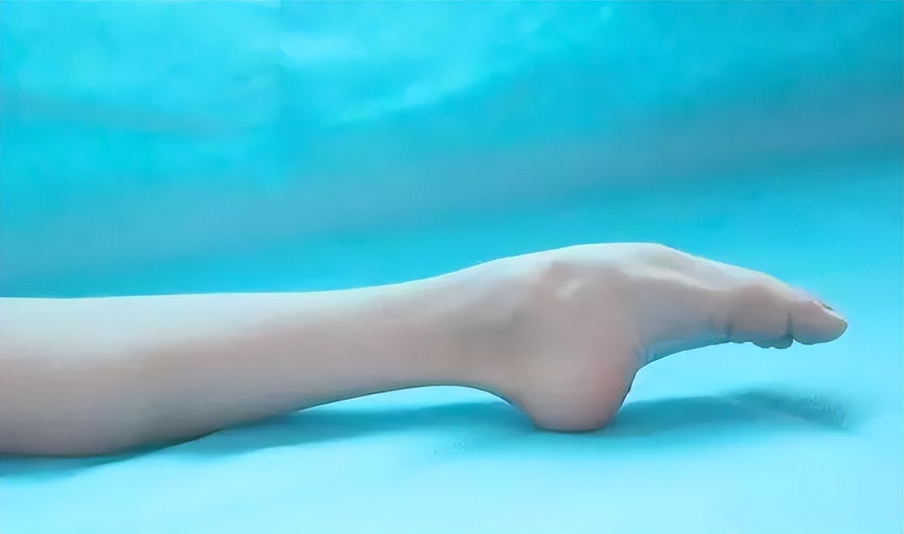 每天晚上坚持勾脚、绷脚，按一按，预防血液粘稠、缓解关节不适