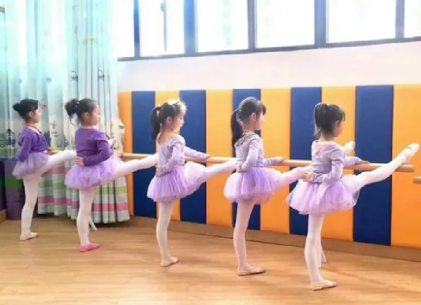 2018年江苏6岁女孩舞蹈课后瘫痪，妈妈看完监控，起诉同学和机构