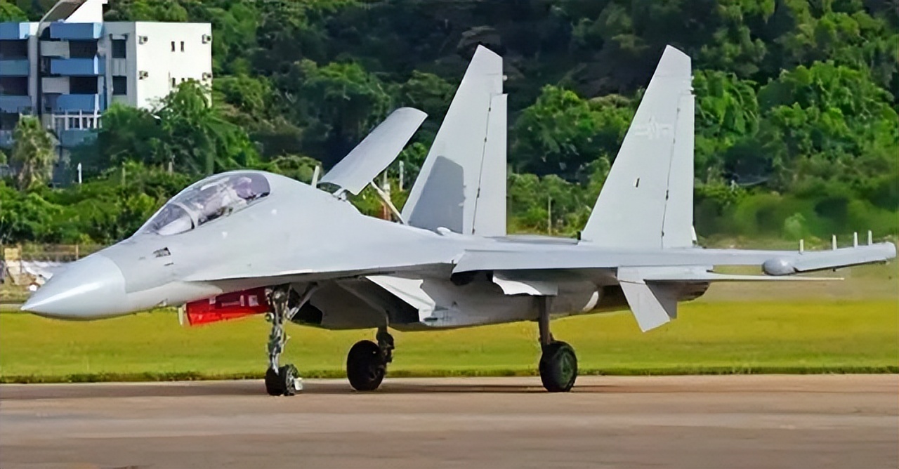 当然,侧卫家族在中国还有一个舰载机分支,那就是歼-15.