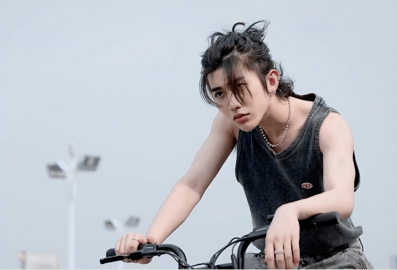 同样是扎小辫,把任嘉伦王一博肖战蔡徐坤等放一起,差别就出来了