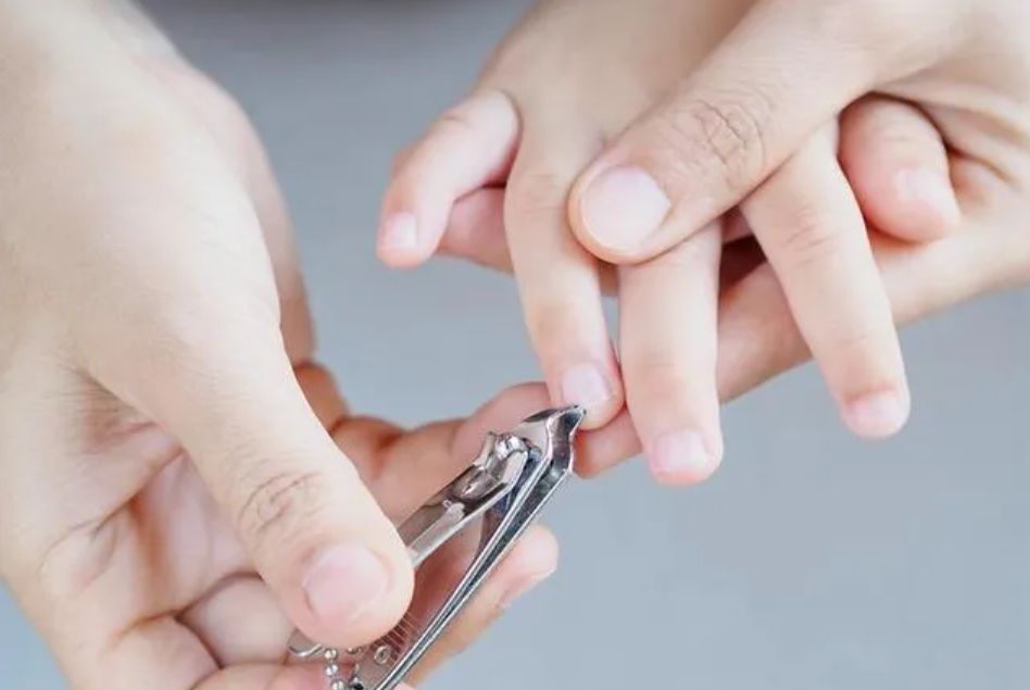 给宝宝剪指甲,剪圆的还是剪方的?怎样才不易受伤?家长别图省事