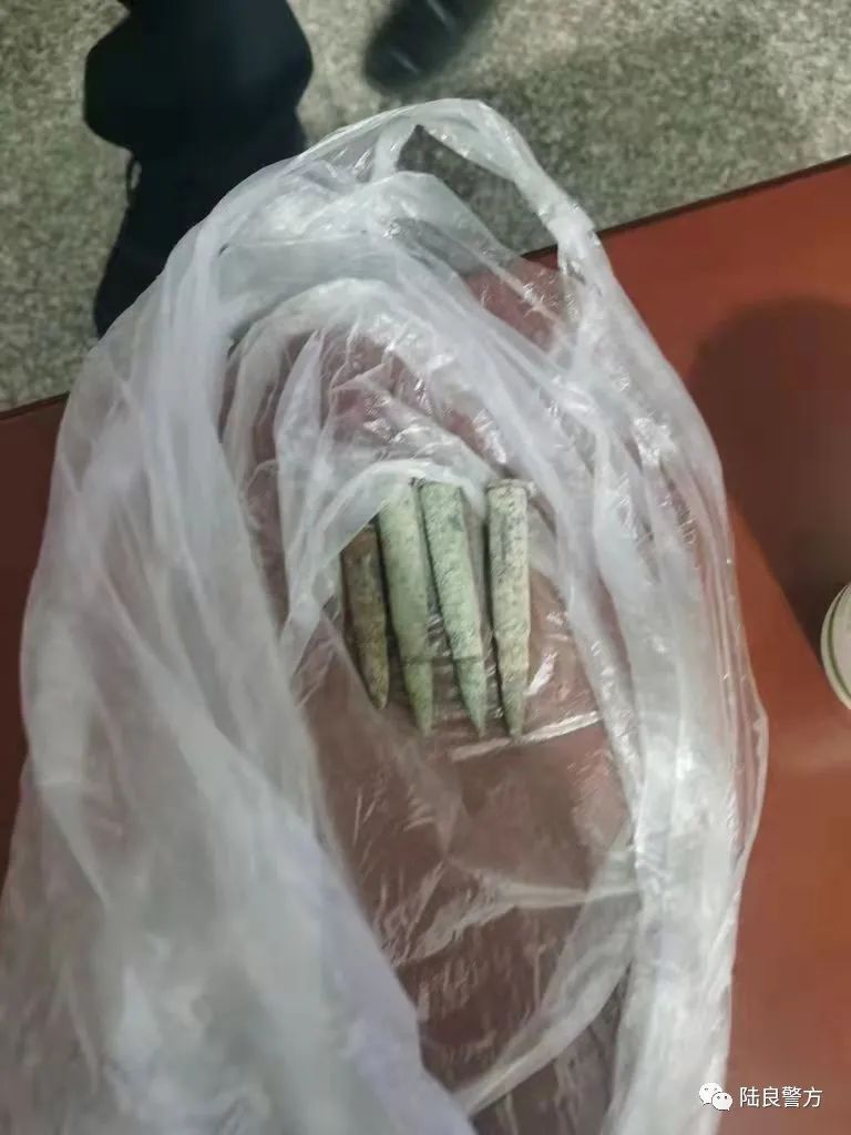 陆良一老房子惊现步枪子弹 民警及时处置消除隐患
