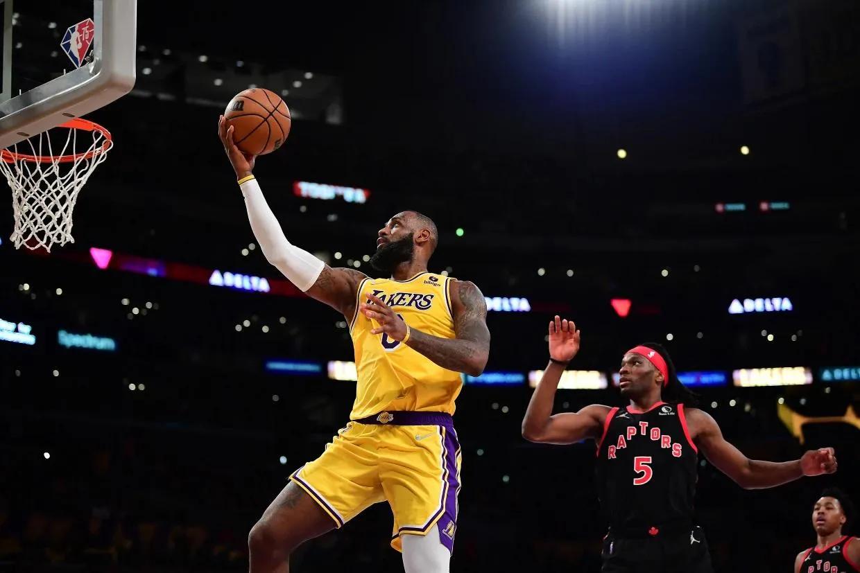 NBA现役小前锋排名前30(美媒评出2021-22赛季15个方面最好的小前锋，詹姆斯独占五项)