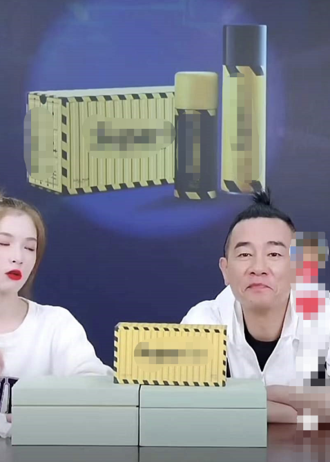 陈小春直播翻车后现身，与应采儿接儿子，门口不停吸烟疑心情不佳
