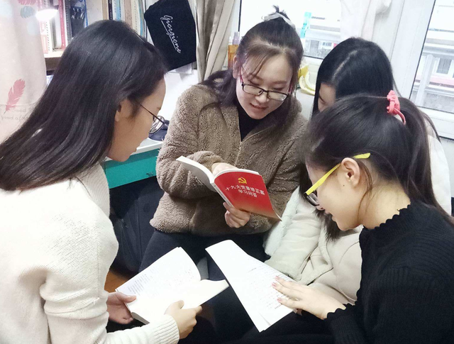 一张同学聚会“阶层表”，揭露不同学历的差距，985学生让人羡慕