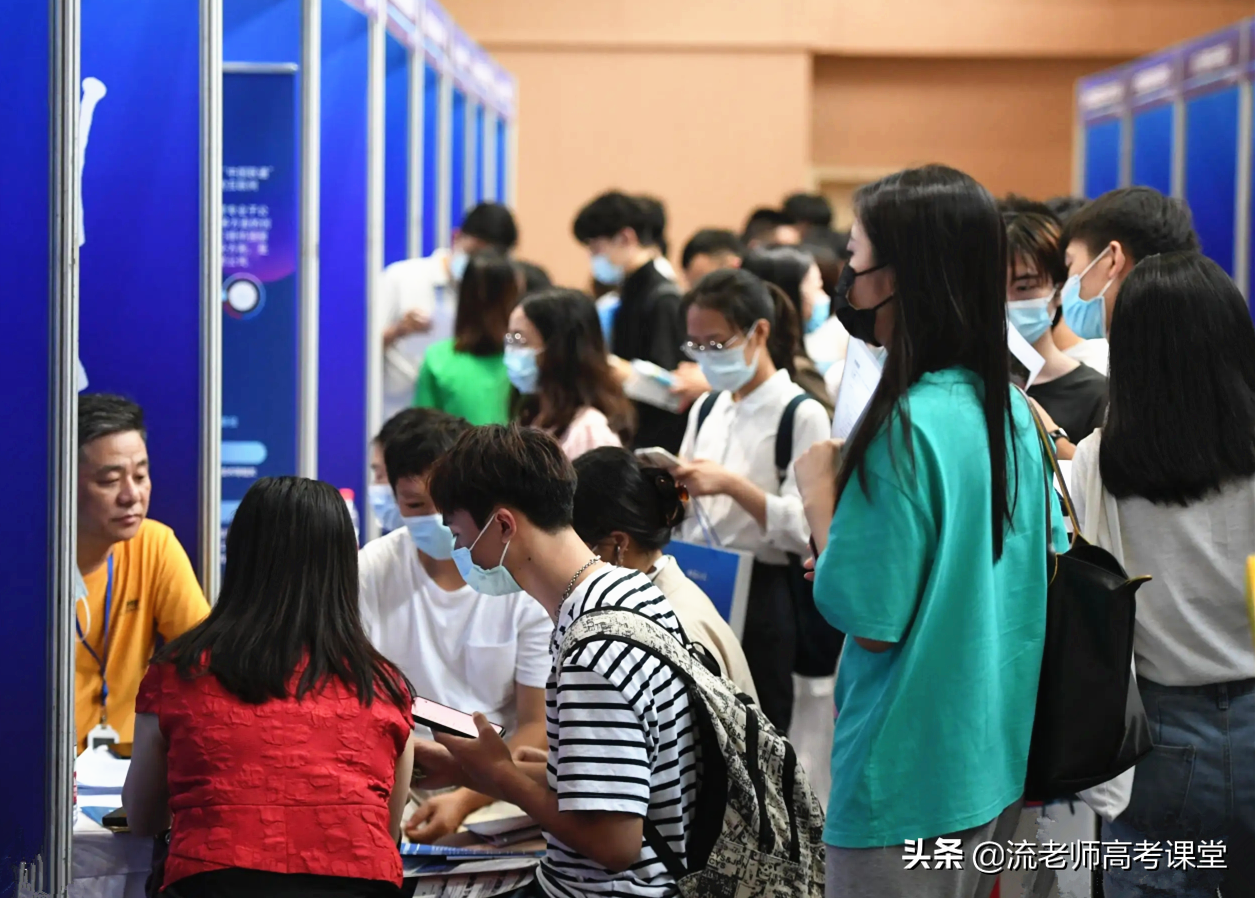 高考志愿报考，如果考生不知选啥专业好，那就报考计算机类专业吧