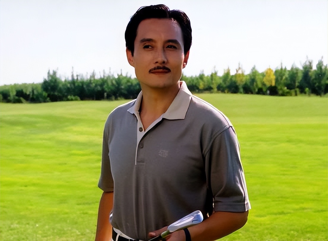 出国洗碗、扫厕所，被父亲告上法庭，王伯昭到底经历了什么？