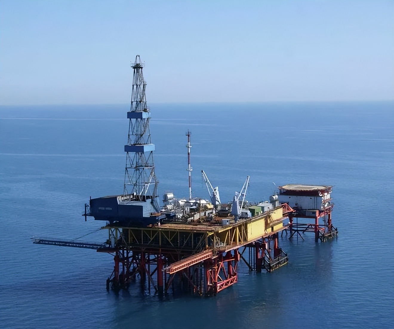 乌克兰奋起反击,黑海石油钻井平台遭导弹袭击,致3人受伤7人失踪