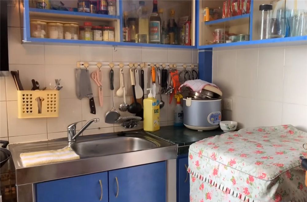 夫妻俩香港“郊区”39㎡小家：房子老旧却收拾得很整洁，乱中有序