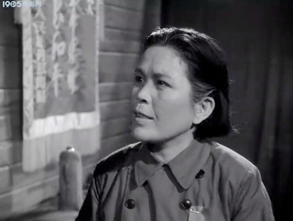 她是《打击侵略者》慰问团梅团长，丁大勇母亲，为啥难见演员消息