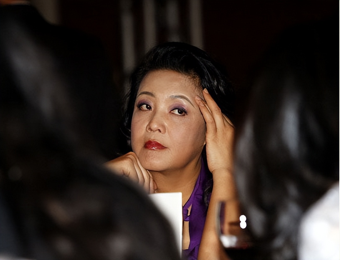 俏江南张兰:开餐厅杀蛇无数身家达25亿,亲弟被杀,破产后开直播