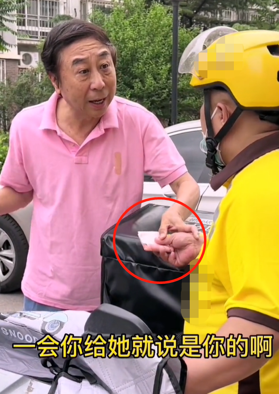 冯巩与闫学晶演夫妻，眼袋松弛脸上色斑太抢镜，车子被剐蹭倒贴钱