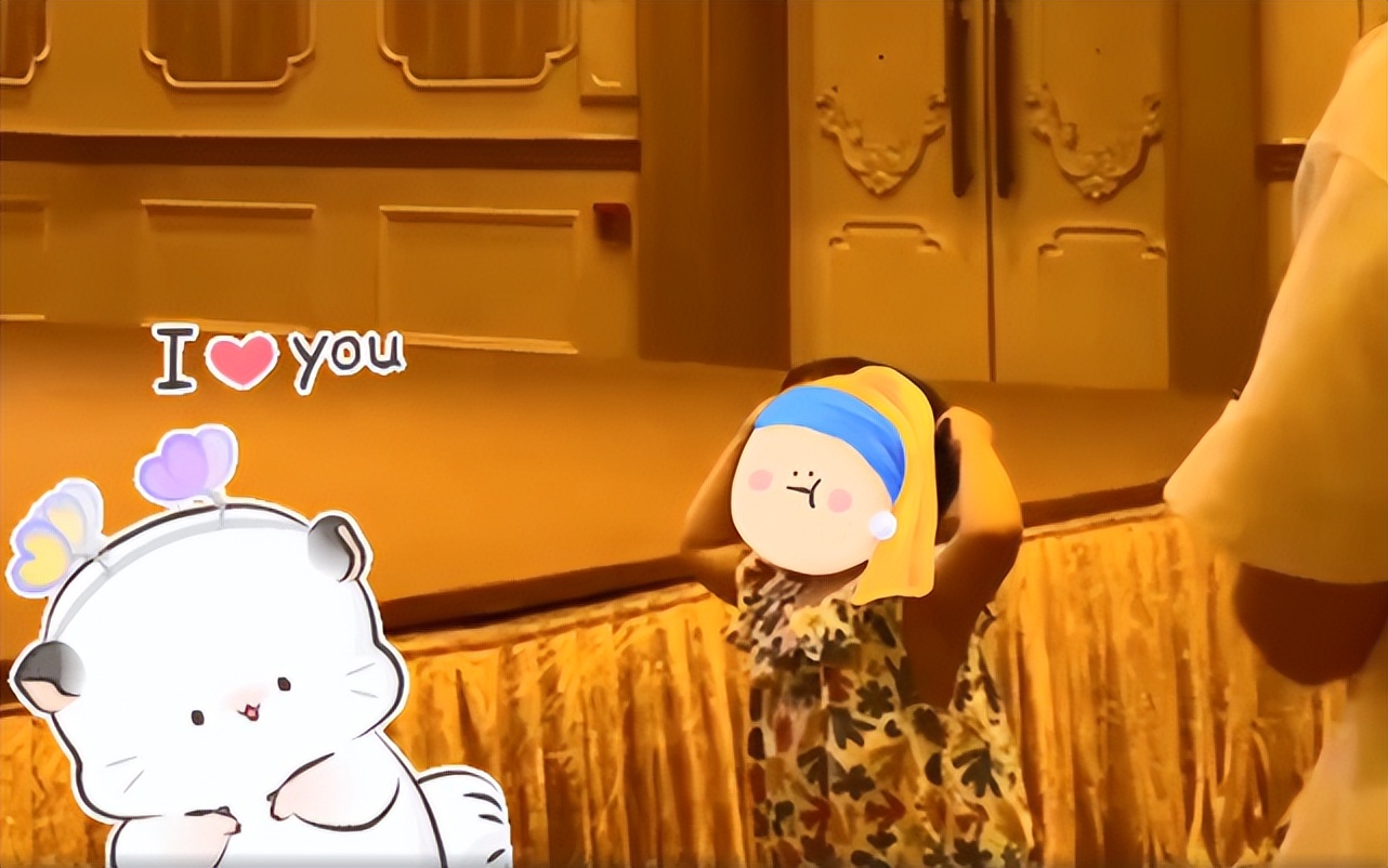 林峯夫妇带娃游玩，1岁格格追蝴蝶热得满头大汗，投喂爸爸好贴心