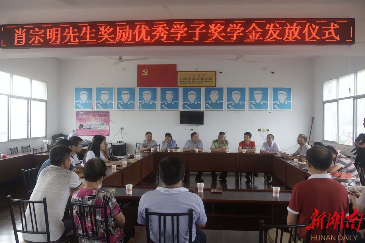 从艺术生到铁血军人！他任职武警湖北总队，已是上校警衔，连续23年捐资助学！