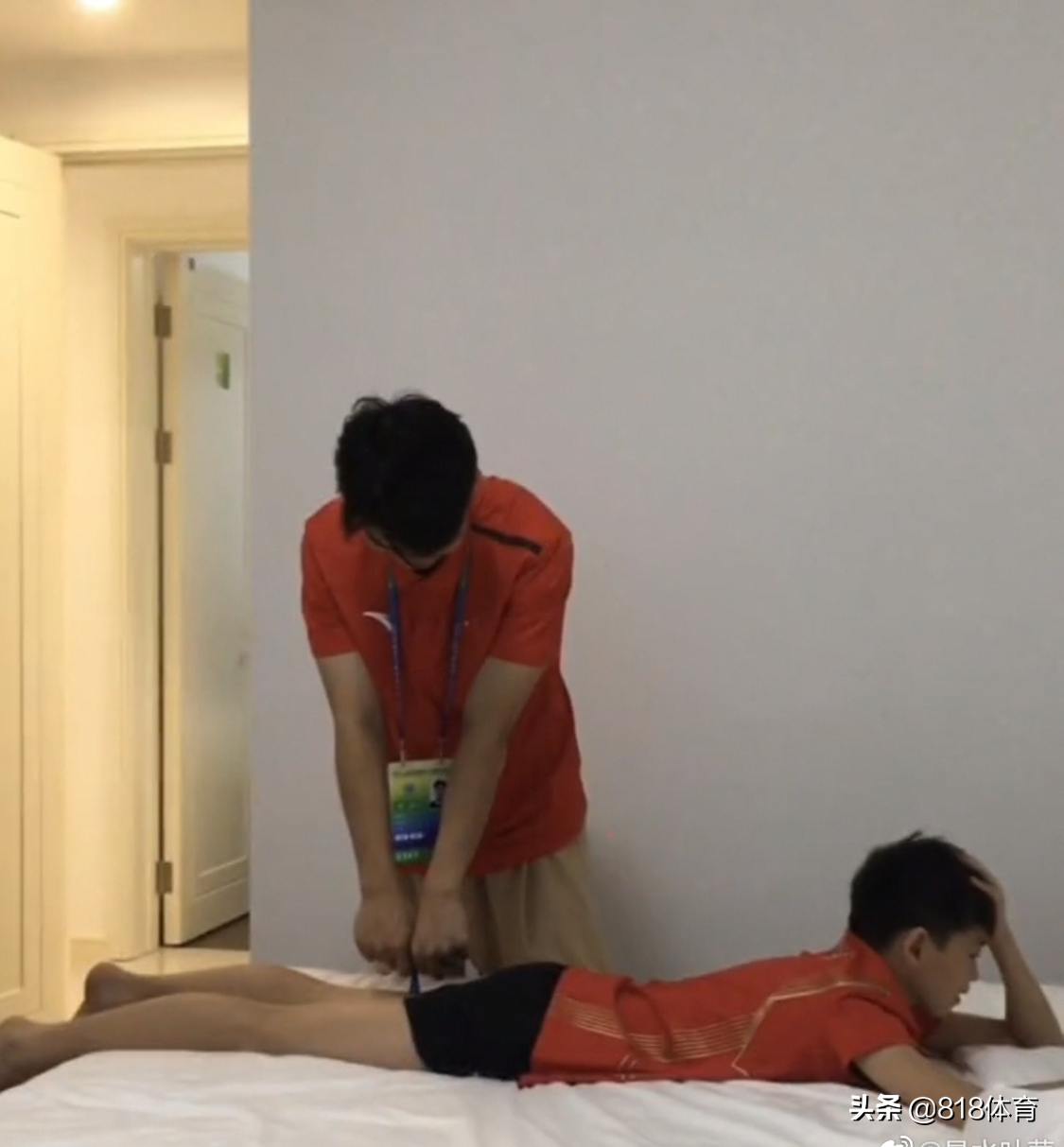 心疼！全红婵趴床上接受队医康复治疗，按摩按到痛处抱头一声不吭