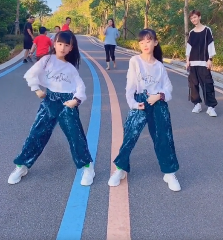 全网最默契姐妹花：“复制粘贴”双胞胎，自学跳舞圈粉1600万