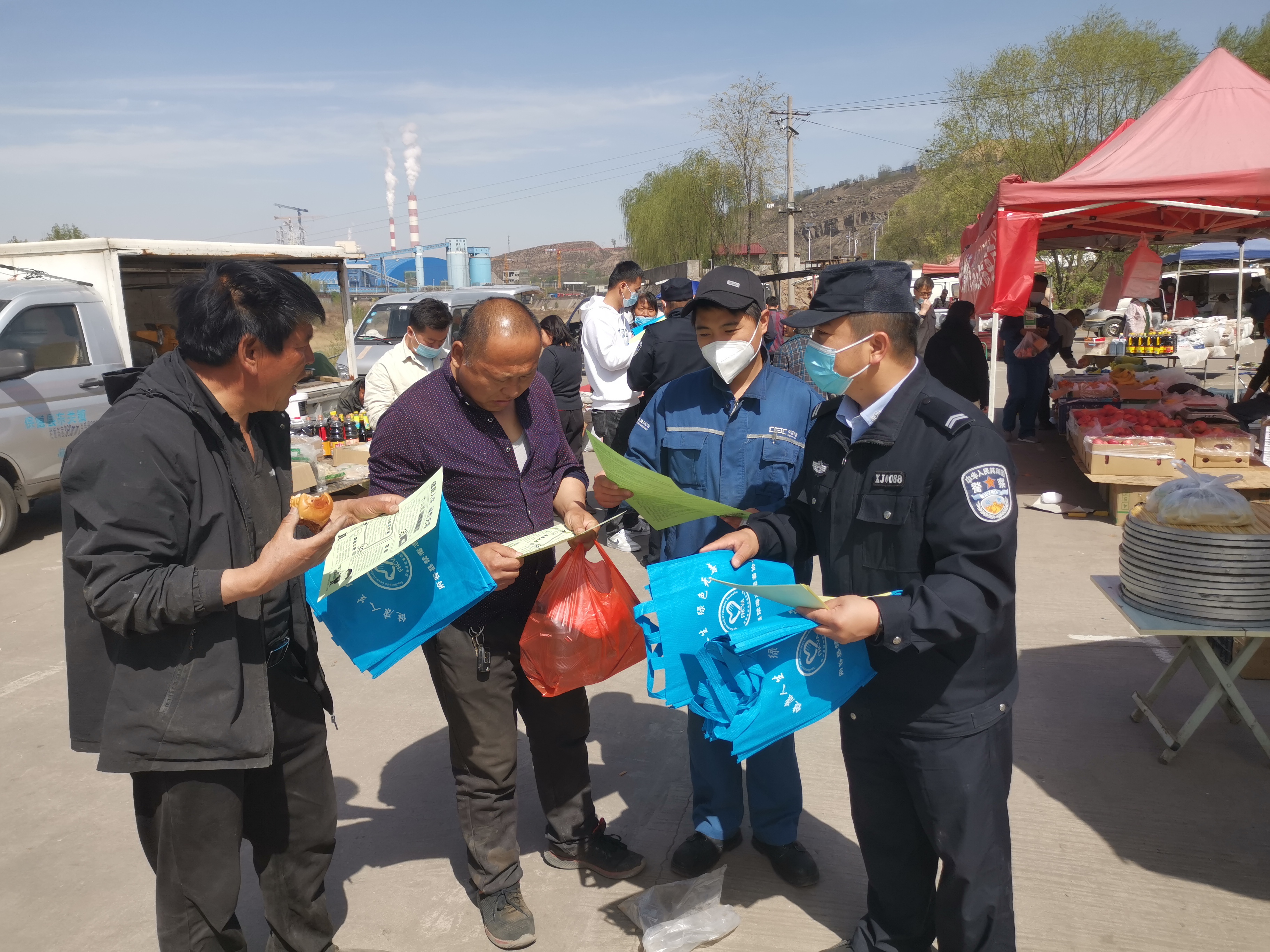 府谷公安黄甫派出所走进集市开展禁种铲毒宣传活动