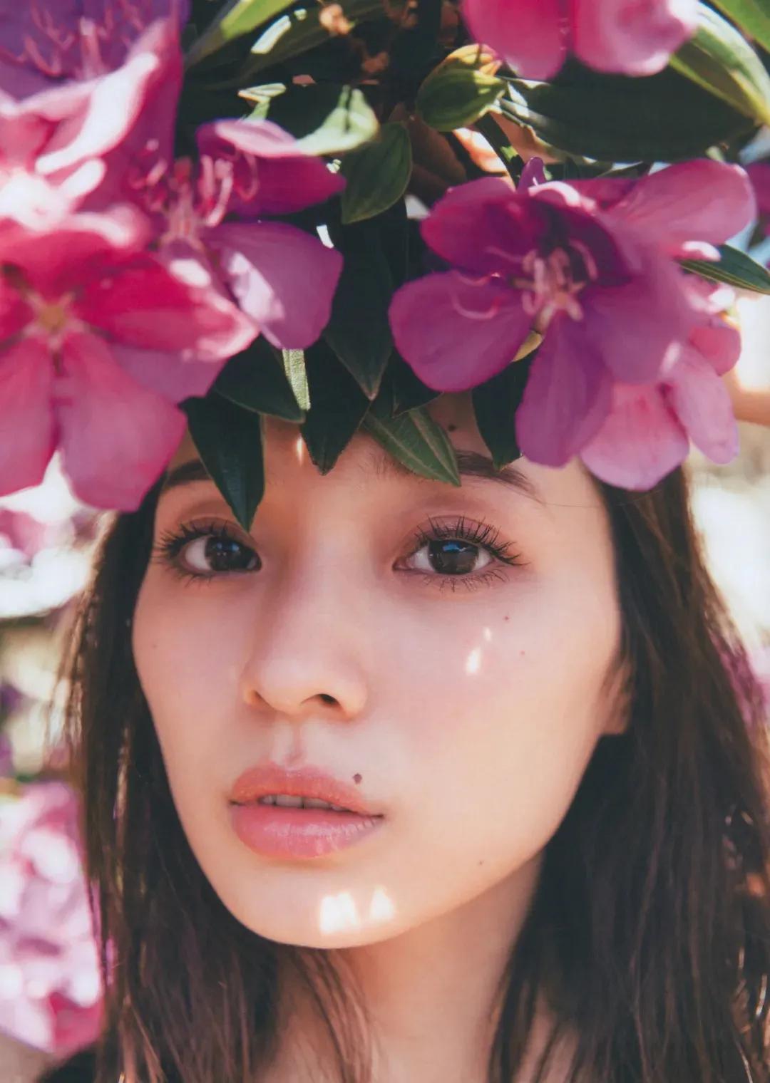 梅泽美波 1st新写真集，化身“吃货”花仙子