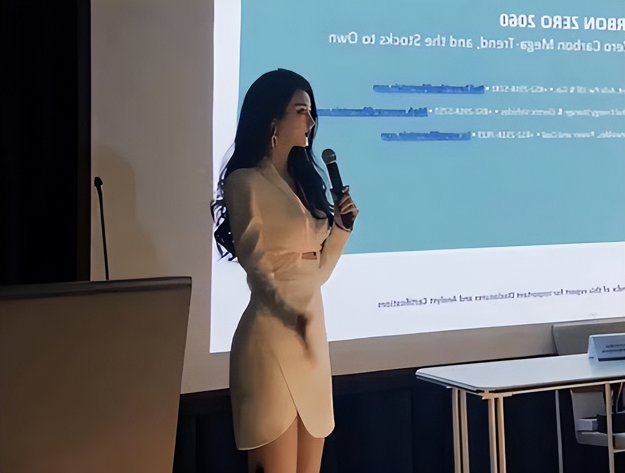 女大学老师酷似“港风女神”，学生上课争先恐后