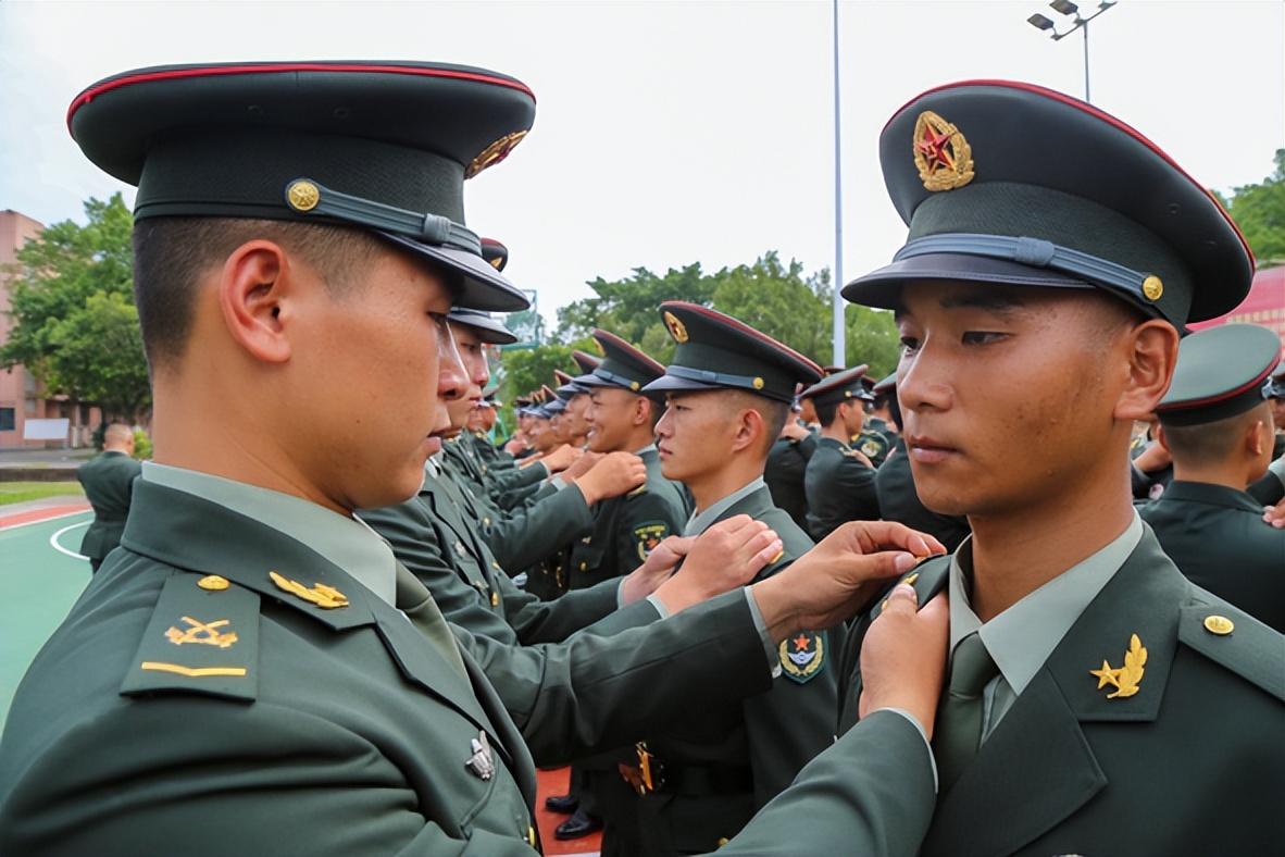 新兵授衔踏上新征程