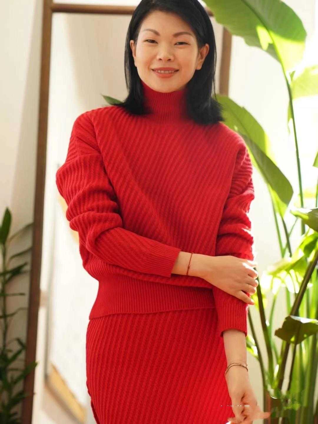 穿大红色套裙配长靴(红色套裙配什么鞋子)