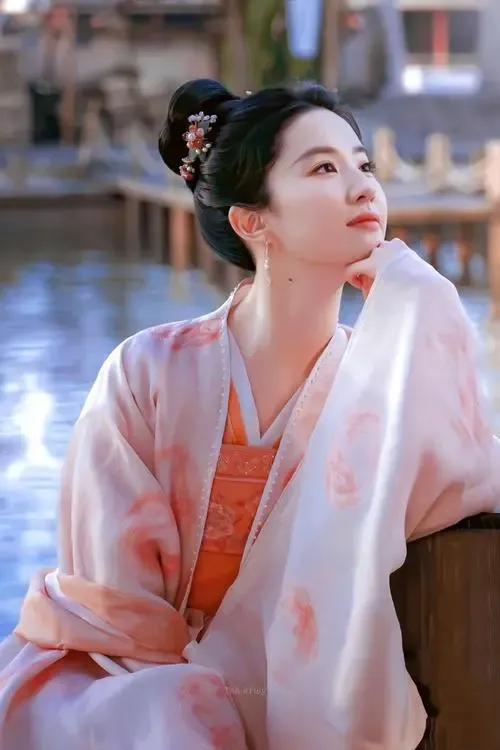 刘亦菲，学历遭到质疑，是否能维持仙女姐姐的人设