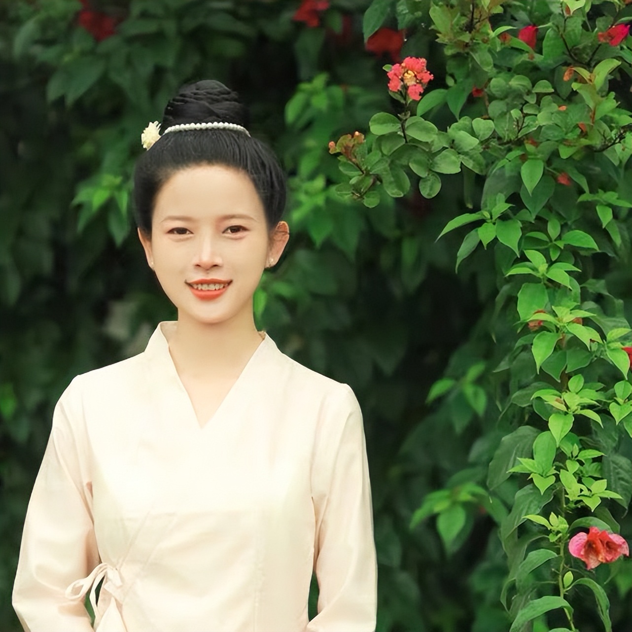 任敏首次穿傣族装,高盘发露肩裙超难驾驭,不料她穿却惊艳了时光